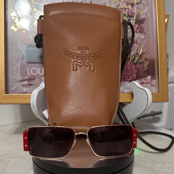 MCM NWT Sunglasses Full inclusion with leather crossbody bag and cleaning cloth - Picture 3 of 6